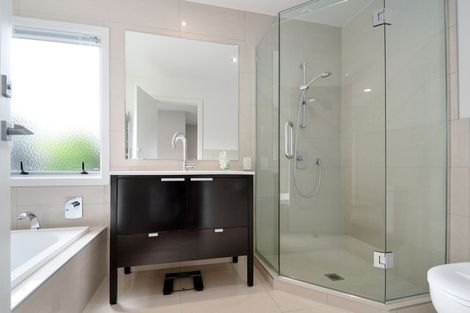 Photo of property in 2 Oakpark Place, West Harbour, Auckland, 0618