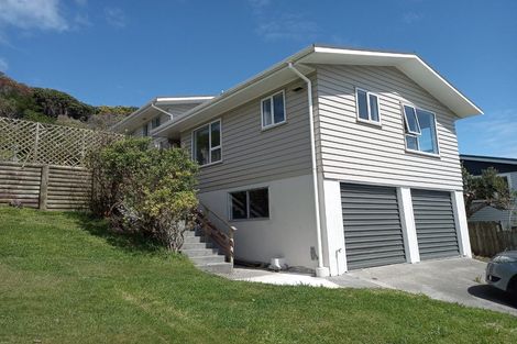 Photo of property in 68 Gloaming Hill, Titahi Bay, Porirua, 5022