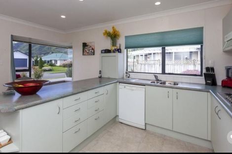 Photo of property in 8 Cranbrook Grove, Waikanae, 5036