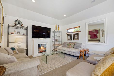 Photo of property in 1 Hikanui Place, Havelock North, 4130