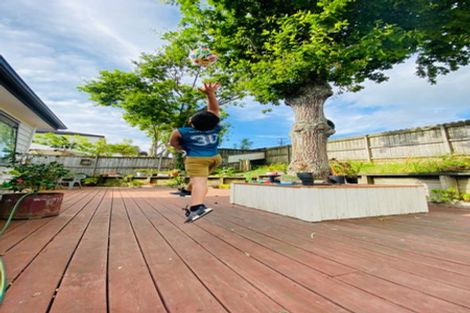 Photo of property in 1 Bangla Place, Massey, Auckland, 0614