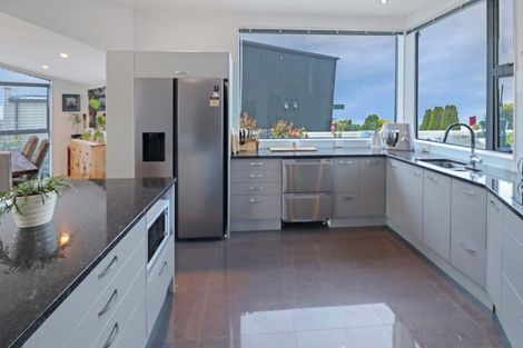 Photo of property in 63 Tamworth Crescent, Newlands, Wellington, 6037