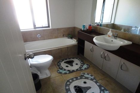 Photo of property in 14 Gilford Place, East Tamaki Heights, Auckland, 2016