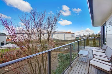 Photo of property in 68 Mountain Road, Henderson Valley, Auckland, 0612