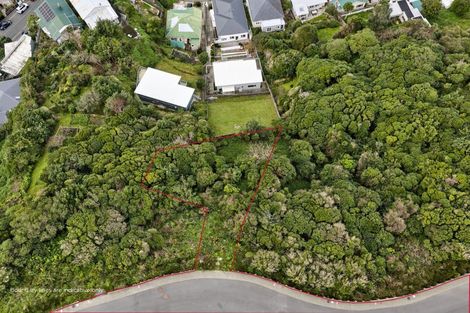 Photo of property in 13 Ara Paekawakawa, Island Bay, 6023
