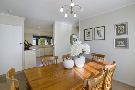 Photo of property in 6 Regal Place, Forrest Hill, Auckland, 0620