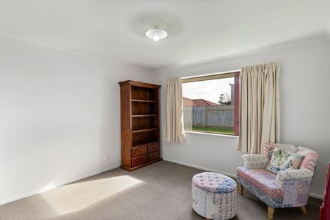 Photo of property in 16 Orlando Way, Kelvin Grove, Palmerston North, 4414