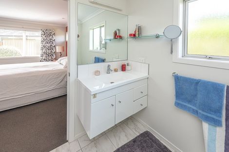 Photo of property in 2 Gilligan Close, College Estate, Whanganui, 4500