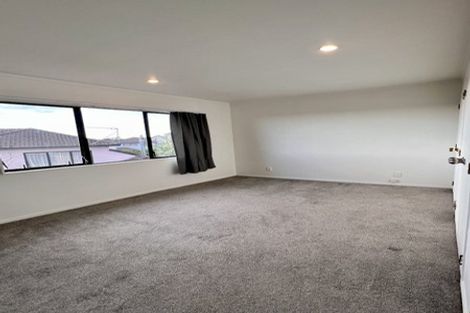 Photo of property in 8a Eske Place, Highland Park, Auckland, 2010