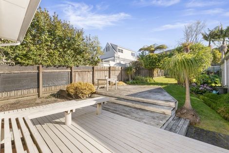 Photo of property in 50 Woodside Avenue, Northcote, Auckland, 0627