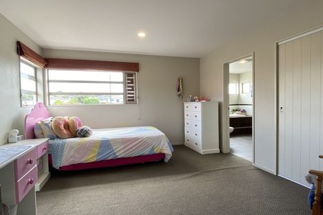 Photo of property in 17 Glen Bay Close, Pinehill, Auckland, 0632