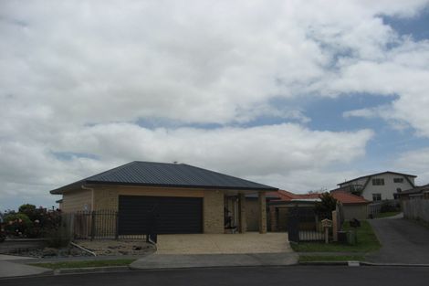 Photo of property in 16 Eloise Place, Clendon Park, Auckland, 2103