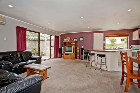 Photo of property in 1 Hellyers Street, Birkdale, Auckland, 0626