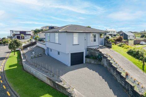 Photo of property in 2 Kapiti Terrace, Castlecliff, Whanganui, 4501
