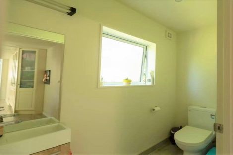 Photo of property in 6a Hiwihau Place, Glenfield, Auckland, 0629