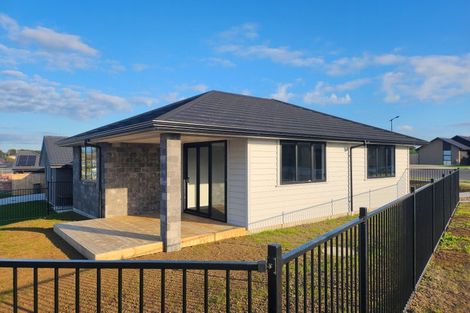 Photo of property in 2 Paapaka Way, Waiuku, 2123
