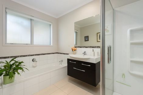 Photo of property in 2 Tranquil Grove, Omokoroa, 3114