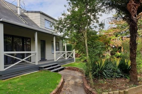 Photo of property in 28 Castle Street, Eltham, 4322