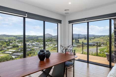 Photo of property in 38 Peregrine Place, Kinloch, Taupo, 3377