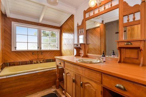 Photo of property in 5 Staley Road, Parau, Auckland, 0604