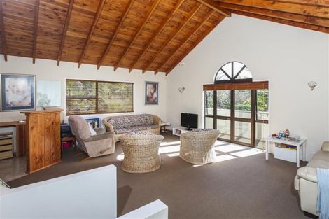 Photo of property in 98 Cliff View Drive, Green Bay, Auckland, 0604