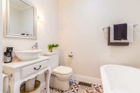 Photo of property in 18 William Bond Street, Stanley Point, Auckland, 0624