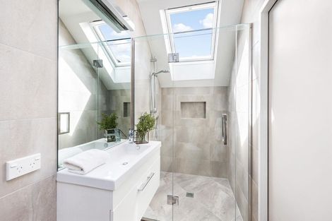 Photo of property in 9 Korau Road, Greenlane, Auckland, 1051