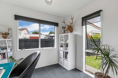 Photo of property in 22 Edgewater Parade, Waiuku, 2123