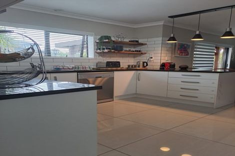 Photo of property in 2 Kirikiri Drive, Papakura, 2110