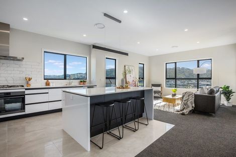 Photo of property in 4 Omaka Place, Aotea, Porirua, 5024