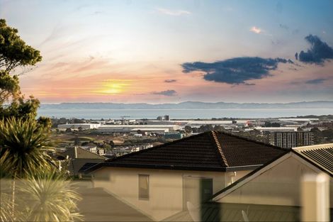 Photo of property in 1a Lobelia Rise, Goodwood Heights, Auckland, 2105