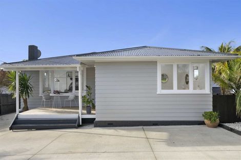 Photo of property in 4 Neil Avenue, Te Atatu Peninsula, Auckland, 0610