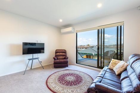 Photo of property in 11 Ngaru Way, Orewa, 0931