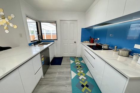 Photo of property in 5 Avonleigh Road, Green Bay, Auckland, 0604