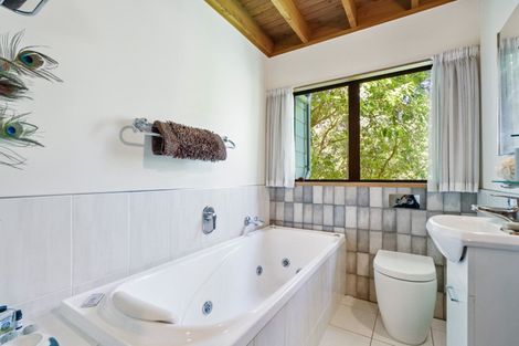 Photo of property in 50 Raymond Terrace, Northcote, Auckland, 0627