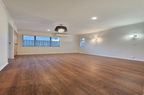 Photo of property in 14 Waimana Road, Conifer Grove, Takanini, 2112