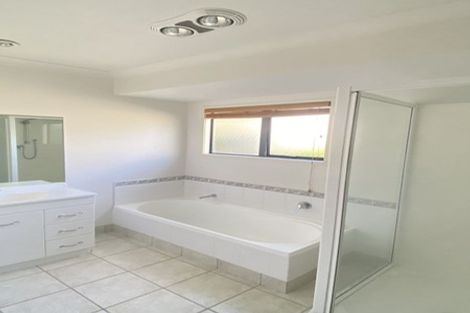 Photo of property in 10 Scarlet Oak Drive, Schnapper Rock, Auckland, 0632