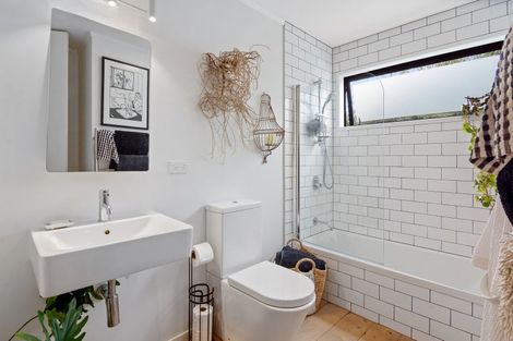 Photo of property in 2 Laly Haddon Place, Matakana, 0985