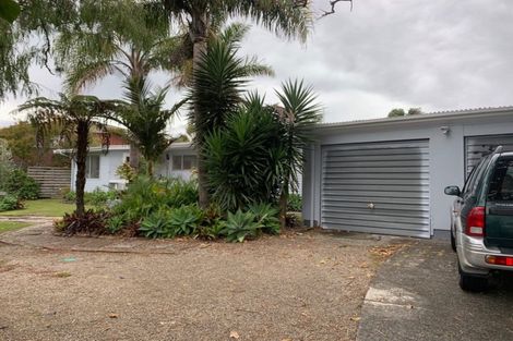 Photo of property in 18 Walton Street, Red Beach, 0932