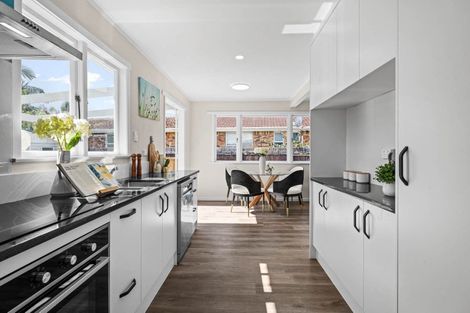 Photo of property in 77 Dale Crescent, Pakuranga, Auckland, 2010