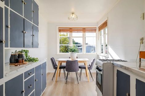 Photo of property in 27 Crewe Crescent, Hokowhitu, Palmerston North, 4410