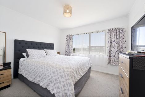 Photo of property in 4/92 Awaroa Road, Sunnyvale, Auckland, 0612