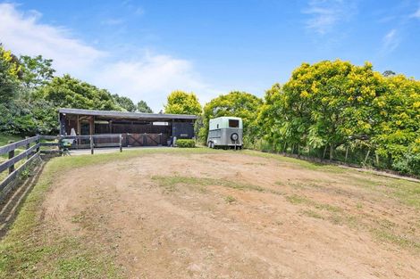 Photo of property in 132 Motu Road, Kumeu, 0891
