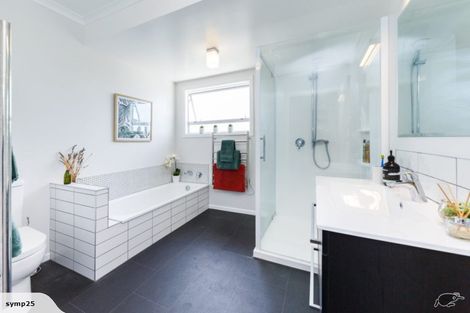 Photo of property in 12 Ruamahanga Crescent, Terrace End, Palmerston North, 4410