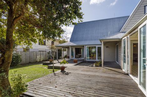 Photo of property in 27 Springdale Grove, Fitzherbert, Palmerston North, 4410