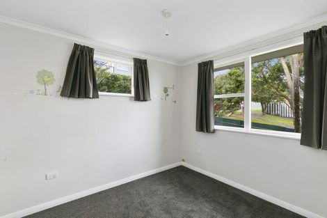 Photo of property in 35 Turville Crescent, Newlands, Wellington, 6037