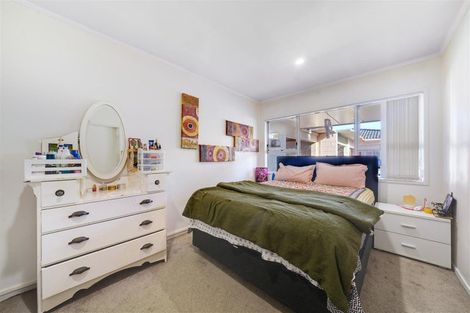 Photo of property in 4/6 Ray Small Drive, Papakura, 2110