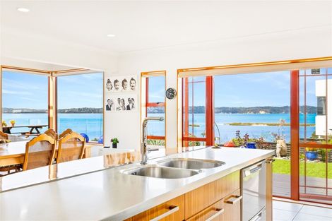 Photo of property in 124 Beach Road, Te Atatu Peninsula, Auckland, 0610