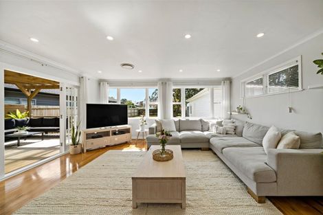 Photo of property in 15 Waione Avenue, Te Atatu Peninsula, Auckland, 0610