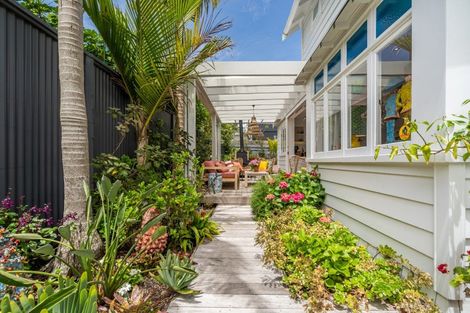 Photo of property in 5 Turnbull Road, Narrow Neck, Auckland, 0624